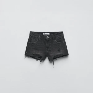 Zara Shorts - Superfina lågmidjade shorts från Zara. Aldrig använda (lappar kvar), original pris: 329kr.