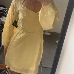 Gul klänning från Nelly - Säljer nu min jätte fina klänning från Nelly, öppen i ryggen med snörning, storlek s, ordinarie pris 500kr mitt pris 200kr