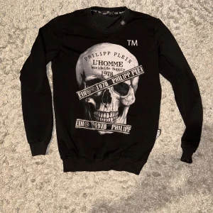 Tröja  - En vanlig philipp-Pelin tröja med vanliga tryck istället för pärlor. Jätte bra kavlite skit bra skick kan tyvärr inte användes, passar ej.