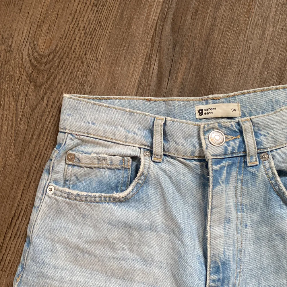 Raka jeans från gina tricot med hål på knäna.  Knappt använda så det är i nyskick!. Jeans & Byxor.