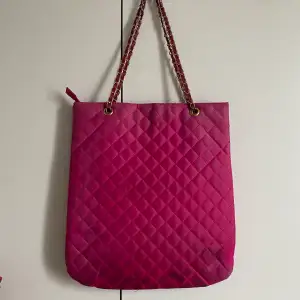 Säljer denna skit coola sirisrosa väskan, märket står i andra bilden. Den är lite sliten (har några märken) men färgen är Såå snygg🩷köpare står för frakt. Kp för frågor. 