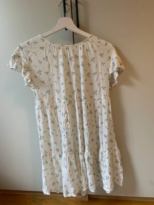 Klänning  - En jätte fin tunn klänning som tyvärr inte ör min stil längre💗