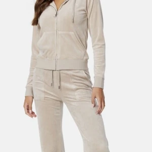 Juicy couture - Köpte hela den från Nelly, köpte för 2300 hela setet, kontakta mig för diskussion, haft den i 3 månader men använd 2gånger