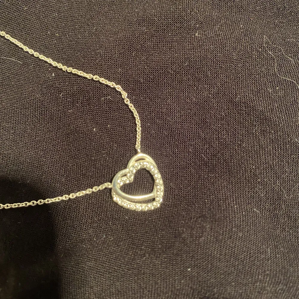 Superfint halsband i äkta silver. 2 hjärtan som sitter ihop. Kedjan är ca 45 cm. Accessoarer.