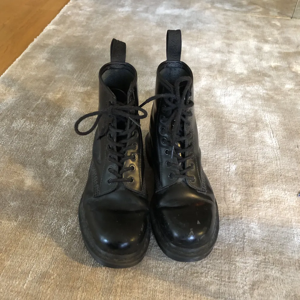 Säljer mina dr. Martens då de inte kommer till användning. . Skor.