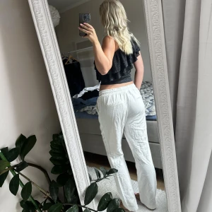 Linne byxor  - Raka vita linne byxor, köpta på sfera i Spanien storlek 42 men har använts av mig som normalt har 36, passar perfekt i längd på mig som är 163!