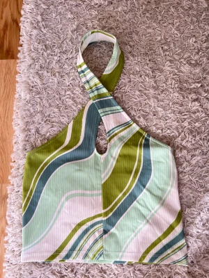 Linne - Ett linne man drar runt halsen, från Gina Tricot i stolek M. gott skick, Använd max 2 gånger.