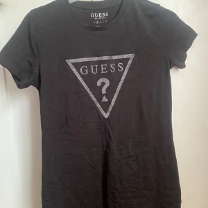 Guess klänning - Guess tshirt klänning ca knälängd. Använd fåtal gånger och i nyskick. Storlek S.