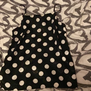 Linne  - Snygg line som är använts fåtal gånger och säljer pga att jag rensar garderoben. Den är i storleken XS men passar nog också S. Står ej för postens slarv