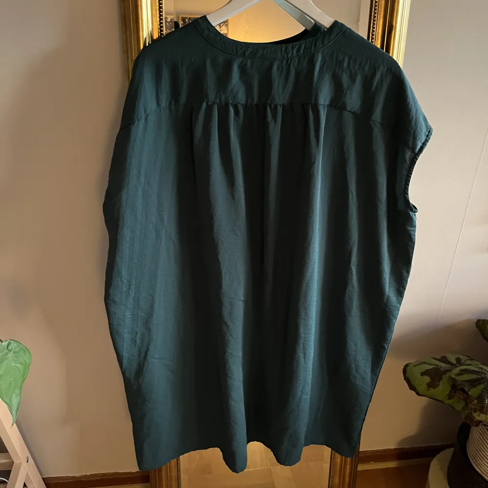 Grön oversized klänning från Weekday.  Stor i storleken. Alltså väldigt oversized.. Klänningar.