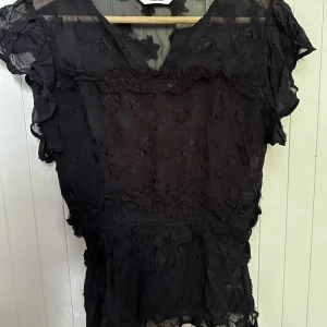 Blus - Blus med stjärnor, aldrig använd, passar mig som har S