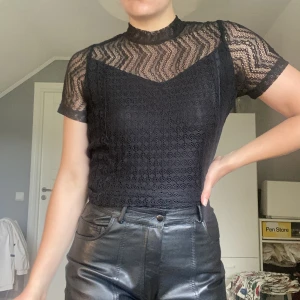 T-shirt med mesh  - Cool T-shirt med mesh/spets-rygg och ärmar. Endast använd få gånger