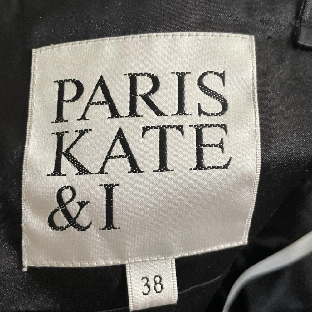 Fin sammetsklänning från Paris, Kate & I. Köpt för många år sedan, bara använd en gång. Är storlek 38, men passar mig bra som vanligtvis är en 36:a. . Klänningar.