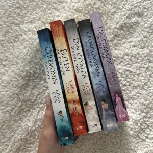Bokserie - Säljer denna populära bokserie då jag inte använder den, bra böcker! I nyskick. Köparen betalar för frakten och katt finns i hem 