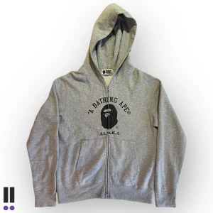 A bathing ape BAPE ”A.S.N.K.A” zipup - Skitfet zipup med motivet ”ASNKA” som står för ”Ape shall never kill ape”  Pit to pit: 52 🤘🏻 zip längd 56cm. 💜 Tveka ej att höra av dig om du har frågor eller vill ha fler bilder