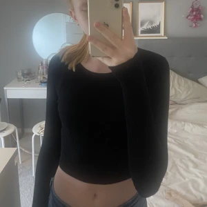 Långärmade tröjor  - Två jätte fina långärmade tröjor från even&odd. Säljer för att dem inte kommer till användning. Har använt dem ca 2 gånger så dem är som nyskick.  Säljer för 30 kr st/60 för båda. 