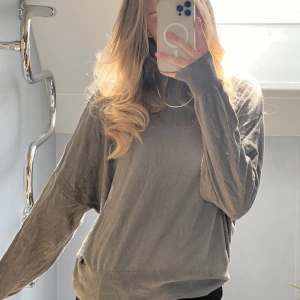 Dov mossgrön stickad tröja, väldigt bekväm och enkel. - Storlek 2XL 