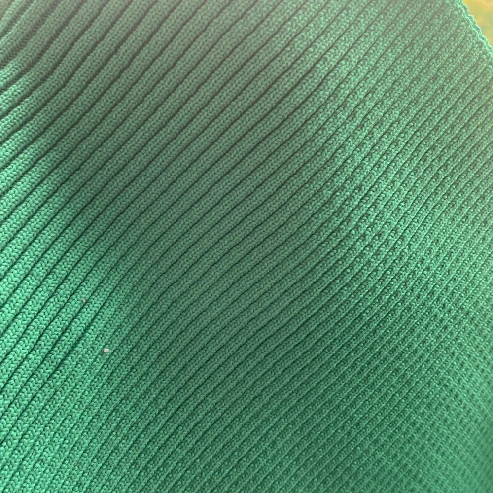 Grön ribbad klänning från Pull&Bear. Klänningen är one shoulder och har en cut out under bysten på ena sidan. Mycket bra material och inte alls genomskinlig. Storlek S. Är aldrig använd. . Klänningar.