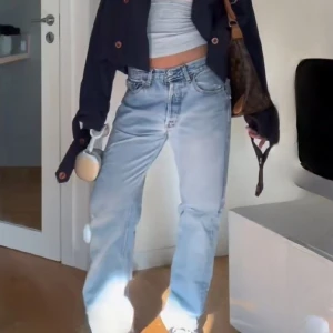 zara jeans - Ett par mid waist straight leg jeans i ljus blå färg🩷