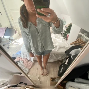 zara blus  - säljer den här jättegulliga zara blusen! använd fåtal gånger och är i gott skick! är i storlek 13-14 år vilket motsvarar ungifär xs!❣️