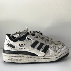 Adidas forum low - Tja, försöker sälja eller byta min syrras gamla forum. Väldigt använda. Kan även byta mot andra forum i storlek 40,5  Pris ej hugget i sten