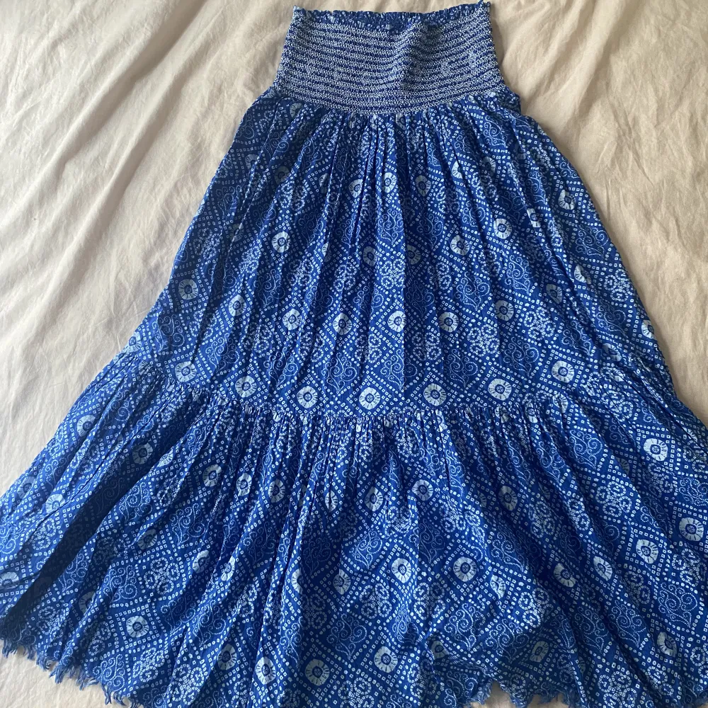 Super fin och trendig lång kjol från zara, köpt förra sommaren. Använd några få gånger, men inga tecken på användning. Materialet är mycket stretchigt så passar både xs/s/m💘💘MÖTS ENDAST UPP . Kjolar.