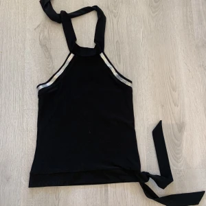 Topp - Svart halterneck topp med detaljer