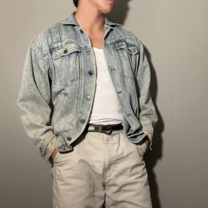 Vintage jeansjacka - Jeansjacka från 90-talet i OK-skick, oversized i ärmarna