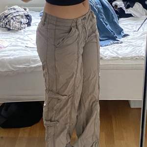 Khaki färgade cargo byxor från urban outfitters. Mycket bra skick. Används inte längre och behöver bli av med innan flytt.