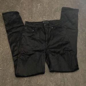 Skimriga svarta jeans  - Använts en gång.