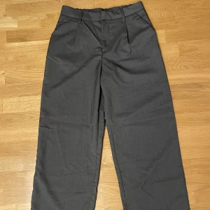 Gråa kostymbyxor - Gråa kostymbyxor från H&M, storlek S. Säljer pga att de är för långa