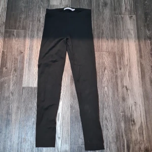 Tights,tjock tröja, friluftsbyxor  - Allt i nästan samma storlek vinröda tröjan lite större friluftsbyxor storlek 140 tights storlek 140 vinröda tröjan står ingen storlek på men tror att det är 146/152