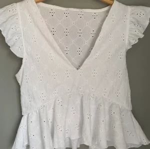 Blus/Topp - Säljer denna blusen/toppen som är köpt från plick! Tror den kommer fårn zara annars! Säljer för den inte kommer till användning! 🩷(lånade bilder!)