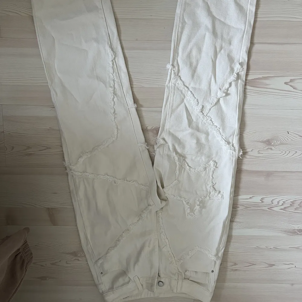 vita byxor med stjärn tryck. aldrig använda!  köpte står för frakt 🤍. Jeans & Byxor.