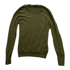 V-ringad grön tröja från H&M i Merino Wool, något nopprig (kan skicka bild) men annars bra skick 