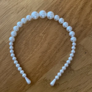 Diadem - Säljer ett jättefint pärm diadem🤍