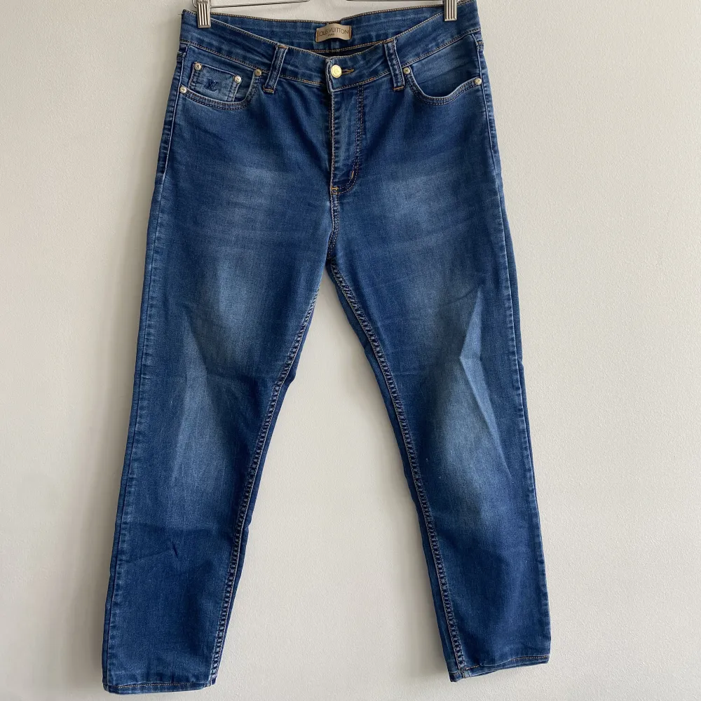 Blåa jeans i en rak modell med ”Sten” detaljer på bakfickorna och även en brodyr på framfickan 💞 (ej äkta) Står storlek 34 men passar även 36/38  Mått: midja-80cm ytterbenlängd-95 midjehöjd-28 Fint skick (saknar några stenar på bakfickan syns på bild) 💞. Jeans & Byxor.
