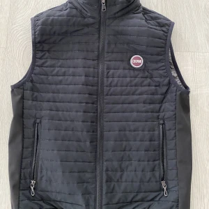 Colmar Väst storlek: S - Säljer den på grund av att jag har växt ur den.  Använt några gånger, inga repor och är i perfekt skick 