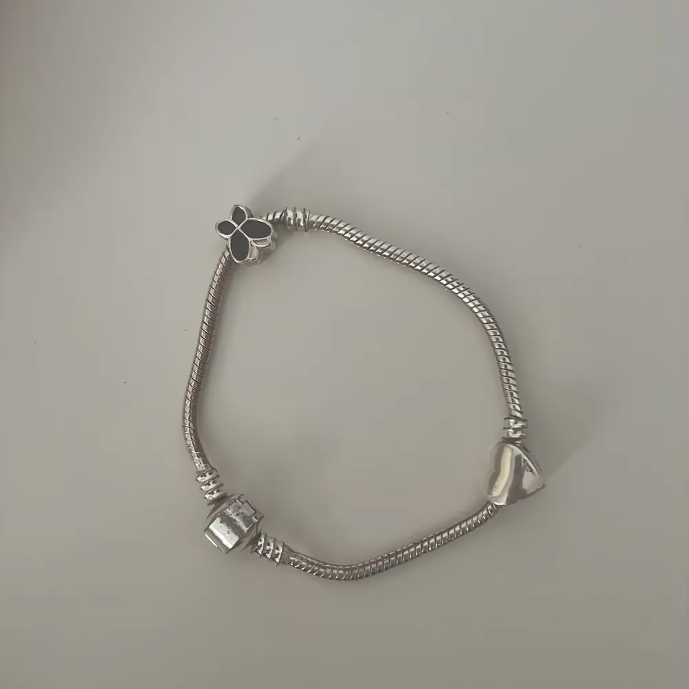 Säljer två stycken FAKE pandora armband med charms. (60/ charm+ frakt) väldigt lika orginal. Kontakta mig för fler bilder och frågor osv. (säljer för att jag har köpt ett nytt). Accessoarer.