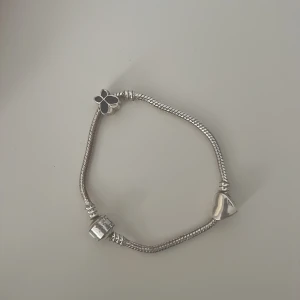 Pandora armband - Säljer två stycken FAKE pandora armband med charms. (60/ charm+ frakt) väldigt lika orginal. Kontakta mig för fler bilder och frågor osv. (säljer för att jag har köpt ett nytt)