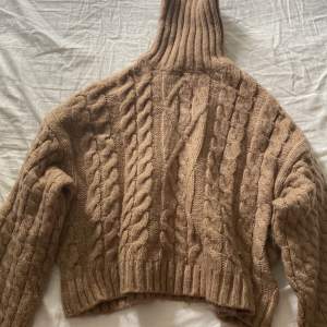 Supersöt och mjuk stickad tröja som passar perfekt inför hösten. Från bershka i storlek S. Billigare vid snabbt köp 💕