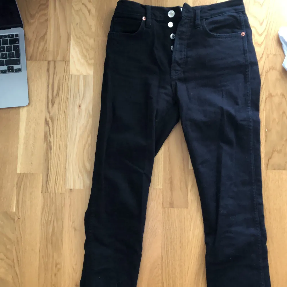 Nästan aldrig använda svarta zara jeans i stl 34. Jätte cool knäppning. Jeans & Byxor.