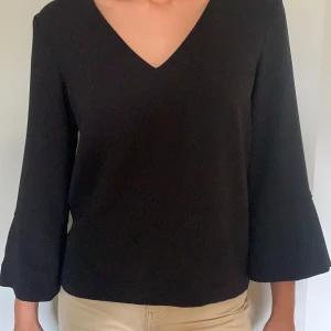 Svart blus - Väldigt fin, nästan helt oanvänd blus i Storlek 34. 