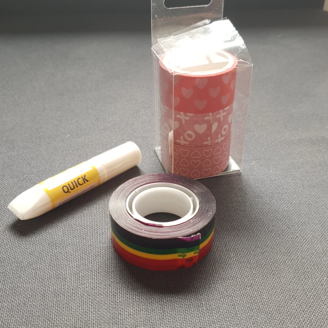 Fina tejprullar och ett lim