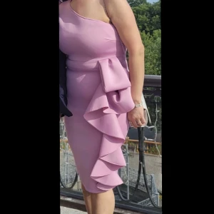 Klänning - Klänning använd endast en gång köptes för 600kr