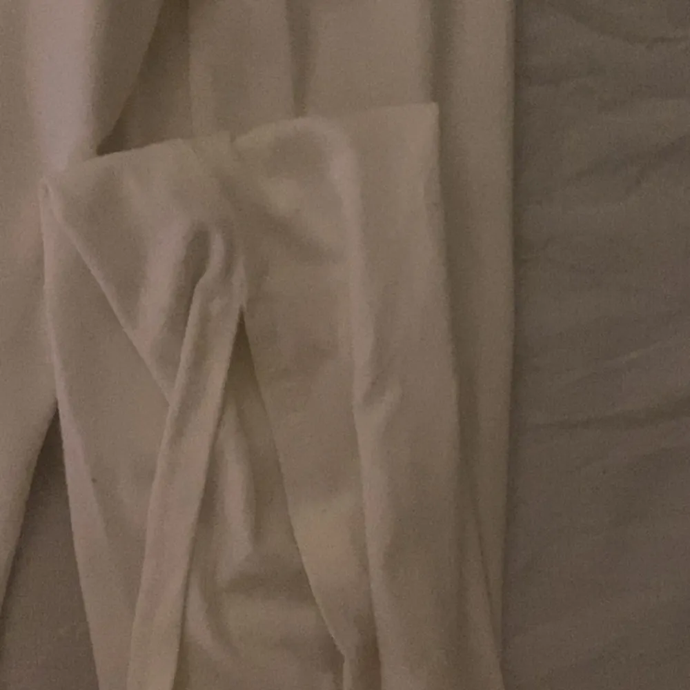 Säljer nu denna vita långärmade tröja i storlek s säljer den då jag vill ha en sån i xs! Inget fel på den ! Bra skick använd 2ggr skriv för fler bilder eller frågor pris kan diskuteras ❤️. Toppar.
