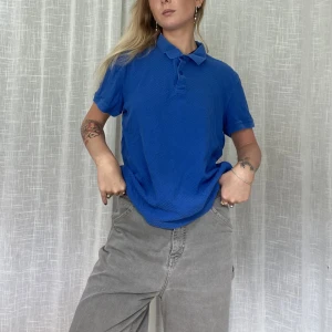 Massimo dutti - Fin piké från Massimo Dutti! Fin kornblå färg! (Tänker så fin till kjol!)   Jag är vanligtvis storlek S, 164cm lång. Glöm ej mina andra annonser 💌