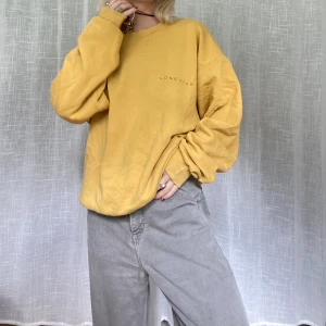 Crewneck  - Collage tröja i fint skick.   Jag är vanligtvis en storlek S. 164 cm. Glöm ej att kolla in mina andra annonser💌