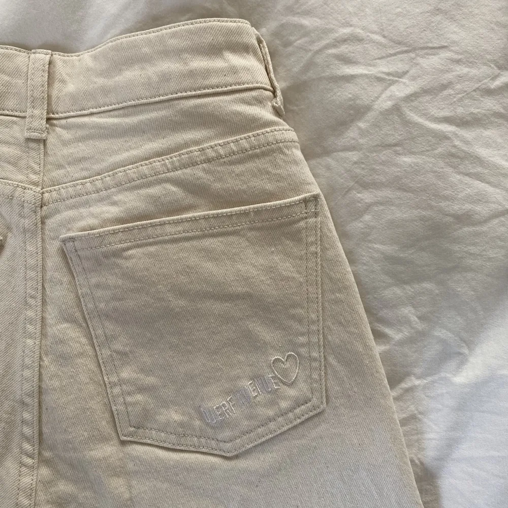 SÅ fina jeans från Djerf Avenue som tyvärr är för små för mig 💙 använda endast en gång och tvättade enligt tvättråd. Därav mycket fint skick! 💙 Se Djerf Avenues hemsida för exakta mått och fler bilder! 💙 köpta för 1299kr + frakt 💙 strl W25 TALL. Jeans & Byxor.