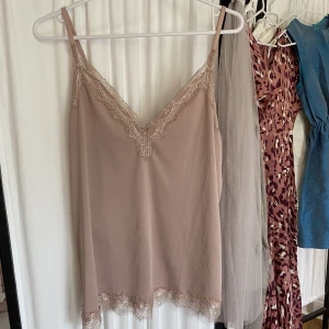 Topp rosemunde - Rosemunde strap top i färgen powder pink. Supersöt, endast använd 2 ggr. 